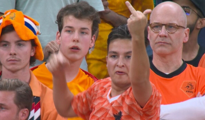 Oranje Supporter Met Bekendste Middelvinger Ter Wereld Maakt Excuses