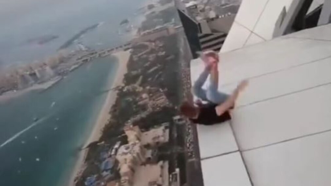 De Franse stuntman Remi Lucidi valt van 68ste verdieping naar beneden