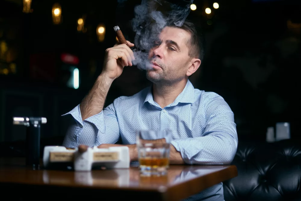 rokende en drinkende mannen